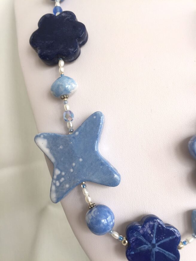 collana azzurra fiori ceramica di nome Ginevra particolare lato sinistro