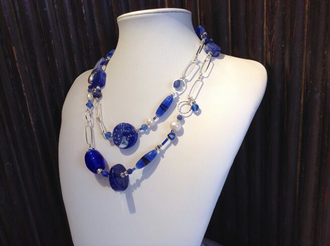Collana lunga blu ONDA in Pietre dure e ceramica - immagine 6