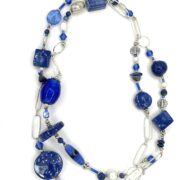 collana blu lunga pietre dure ceramica a mano nome Onda distesa doppia sfondo bianco puro