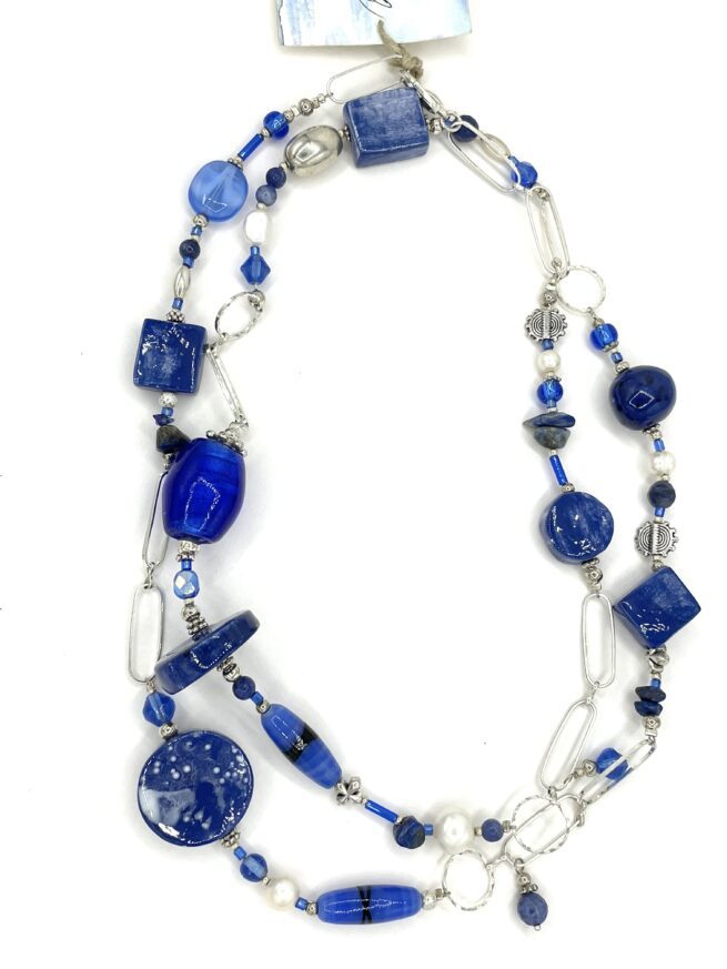 collana blu lunga pietre dure ceramica a mano nome Onda distesa doppia sfondo bianco puro