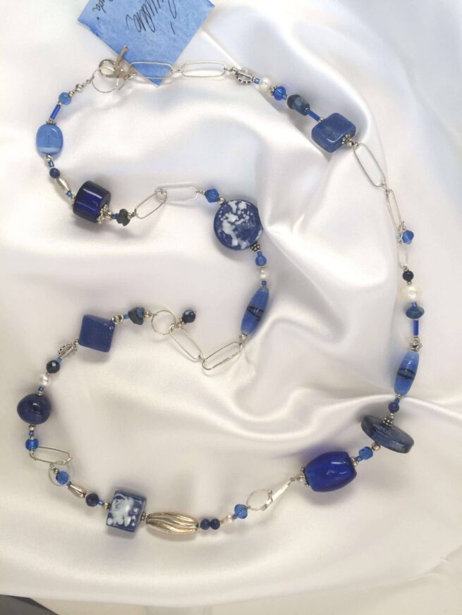 collana blu lunga pietre dure ceramica a mano nome Onda distesa lunga su seta bianca