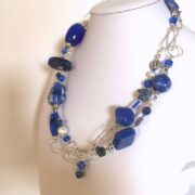 collana blu lunga pietre ceramica a mano nome Onda doppia busto lato destro