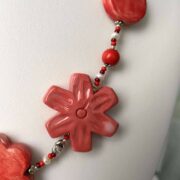 collana girocollo rossa ceramica nome Medea particolare fiore