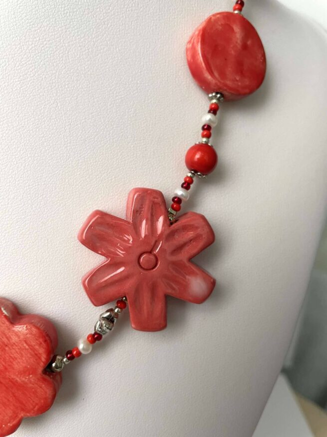 collana girocollo rossa ceramica nome Medea particolare fiore