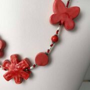 collana girocollo rossa ceramica nome Medea particolare farfalla
