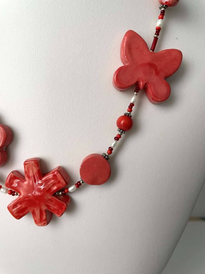 collana girocollo rossa ceramica nome Medea particolare farfalla