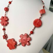 collana girocollo rossa ceramica nome Medea busto lato destro_7