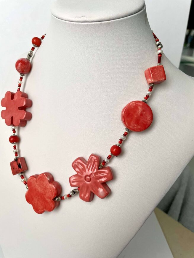 collana girocollo rossa ceramica nome Medea busto lato destro_7