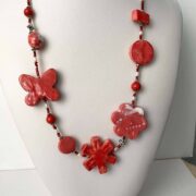 collana girocollo rossa ceramica nome Medea farfalla busto centrale