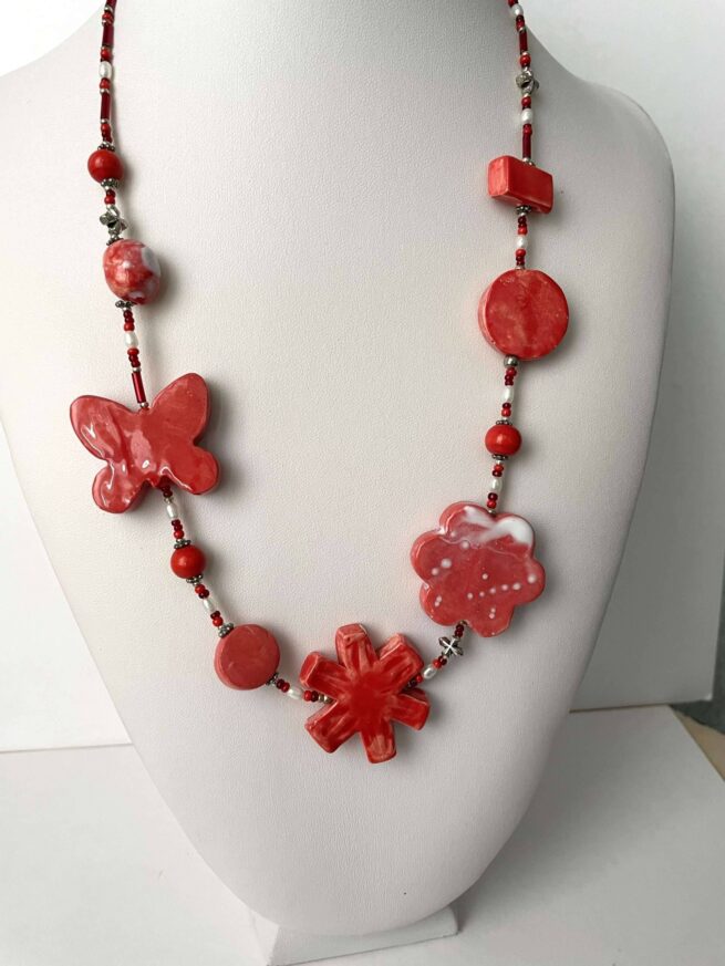 collana girocollo rossa ceramica nome Medea farfalla busto centrale