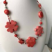 collana girocollo rossa ceramica nome Medea quadrifoglio lato sinistro