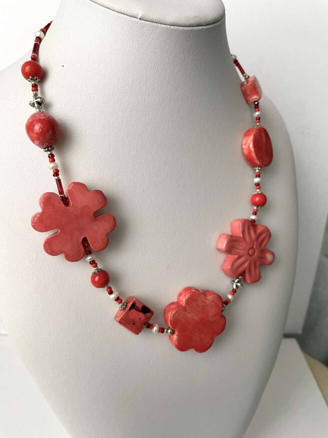 collana girocollo rossa ceramica nome Medea quadrifoglio lato sinistro