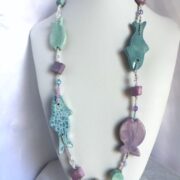 collana turchese lilla pesci ceramica lunga di nome Papeete busto frontale