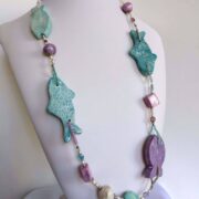 collana turchese lilla pesci ceramica lunga di nome Papeete busto lato sinistro