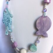 collana turchese lilla pesci ceramica di nome Papeete lunga particolare centrale lato destro