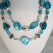 collana turchese madreperla due fili di nome Luminosa Turchese busto particolare centrale