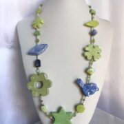collana verde azzurra ceramica a mano di nome Menta busto frontale