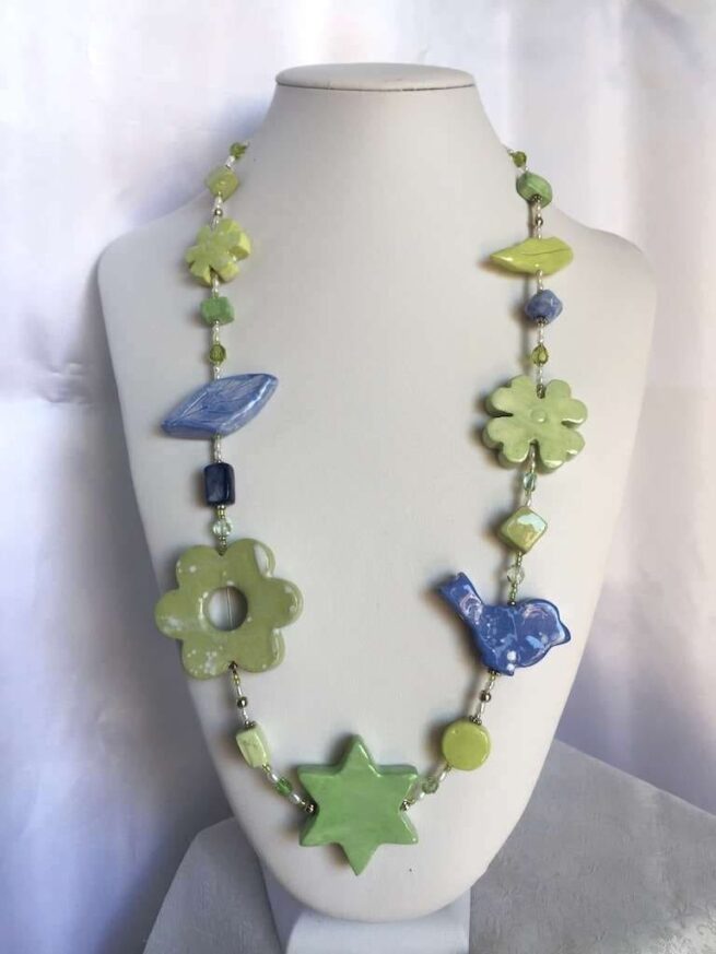 collana verde azzurra ceramica a mano di nome Menta busto frontale