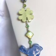 collana verde azzurra ceramica a mano di nome Menta particolare uccellino quadrifoglio