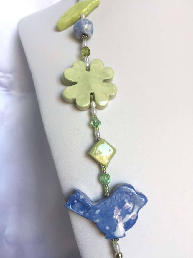 collana verde azzurra ceramica a mano di nome Menta particolare uccellino quadrifoglio