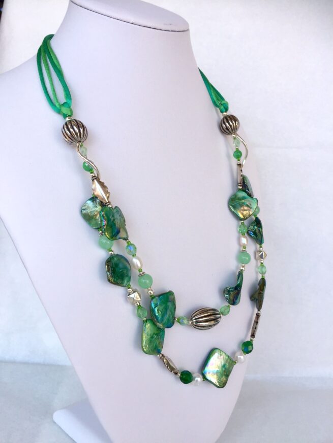 collana verde madreperla due fili di nome Luminosa Verde busto lato sinistro