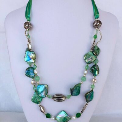 collana verde madreperla due fili giada perle cristalli di nome Luminosa Verde busto frontale foto principale