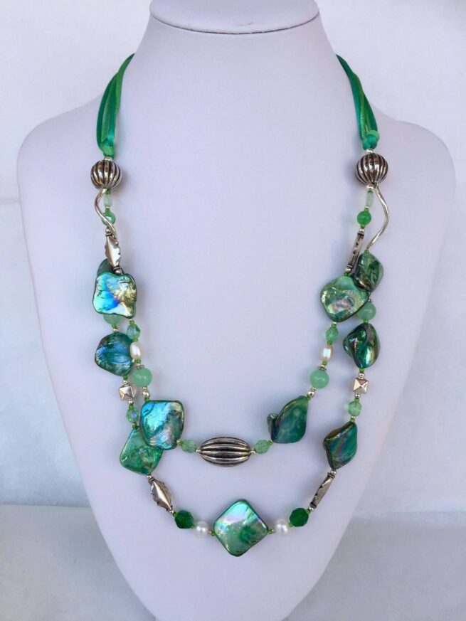 collana verde madreperla due fili giada perle cristalli di nome Luminosa Verde busto frontale foto principale