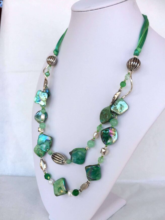 collana verde madreperla due fili giada perle di nome Luminosa Verde busto lato destro