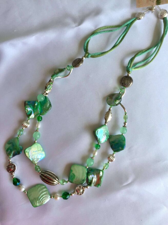 Collana LUMINOSA VERDE in madreperla e Pietre dure - immagine 4