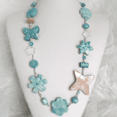 collana turchese fiori farfalla ceramica a mano argento lunga di nome Venere frontale su busto