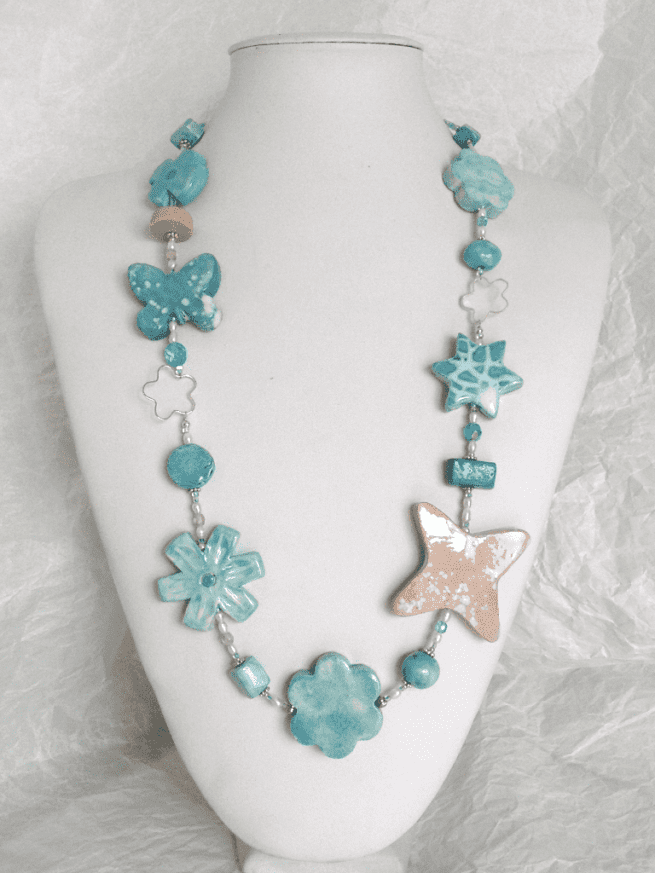 collana turchese fiori farfalla ceramica a mano argento lunga di nome Venere frontale su busto
