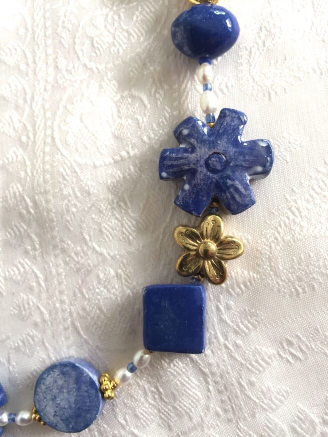 collana girocollo ceramica blu lavorata a mano fiori dorati fiori blu di nome Zaffiro particolare