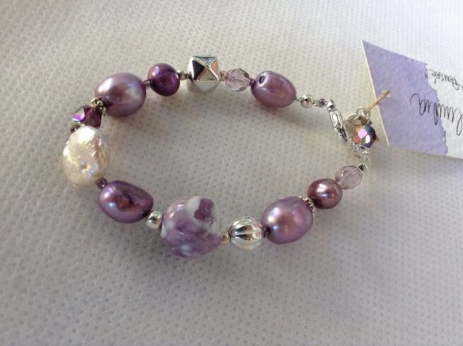 bracciale viola perle bianche e viola ceramica regolabile vista laterale di nome Pensée