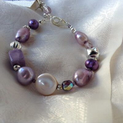 bracciale viola perle bianche e viola ceramica regolabile sfondo bianco di nome Pensée