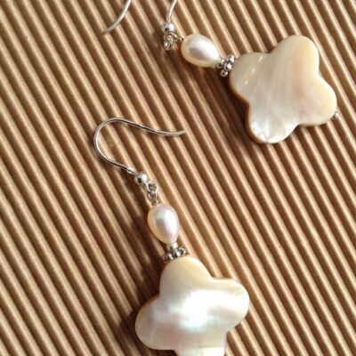 orecchini madreperla avorio forma fiore perle argento sfondo carta avana di nome Cipria