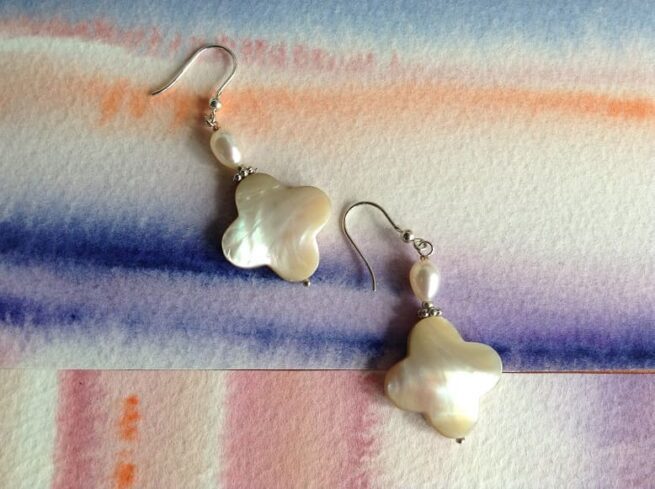 orecchini madreperla avorio forma fiore perle argento Cipria sfondo quadro