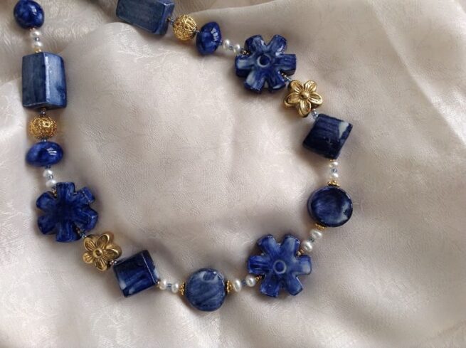 collana girocollo ceramica blu fiori di nome Zaffiro lavorata a mano distesa particolare