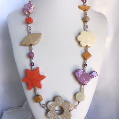 collana arancione beige fiori ceramica nome Taitù busto frontale foto principale