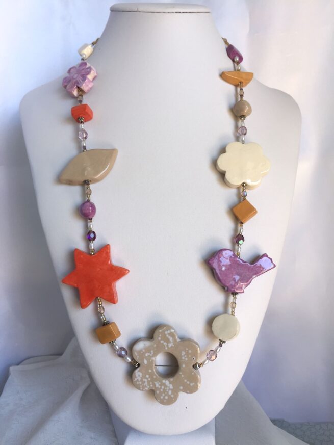 collana arancione beige fiori ceramica nome Taitù busto frontale foto principale