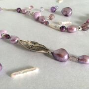 collana viola lunga perle ceramica a mano nome Pensée particolare perle