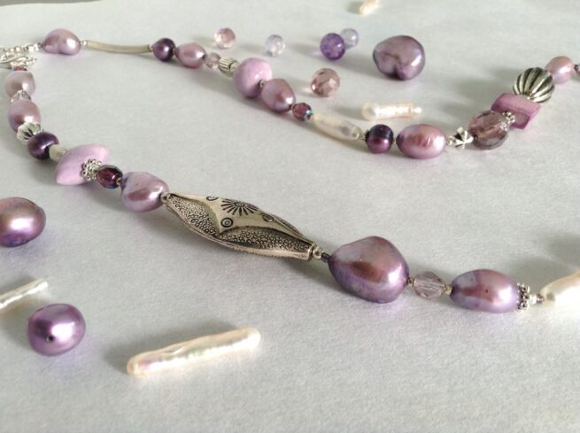 collana viola lunga perle ceramica a mano nome Pensée particolare perle