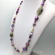 collana viola lunga perle ceramica nome Pensée busto lato destro