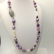 collana viola lunga perle ceramica nome Pensée busto lato sinistro