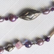 Collana PENSÉE lunga in perle lilla - immagine 8