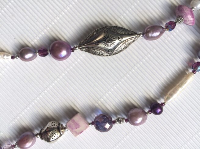 Collana PENSÉE lunga in perle lilla - immagine 8