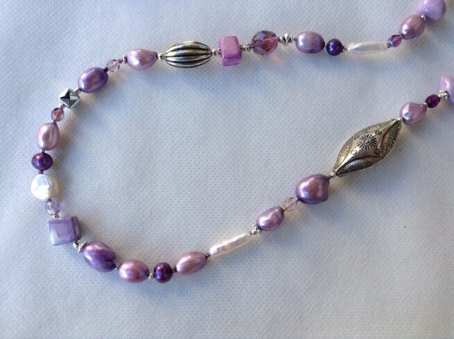Collana PENSÉE lunga in perle lilla - immagine 5