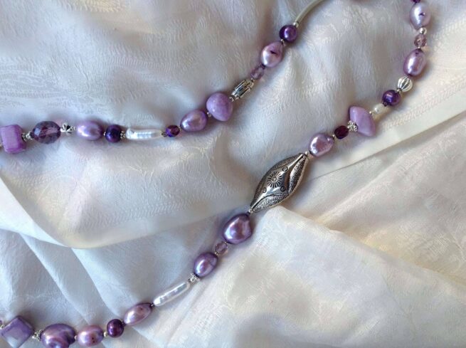 Collana PENSÉE lunga in perle lilla - immagine 3