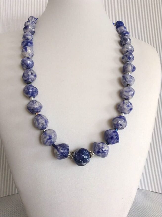 collana azzurra ceramica a mano palline nome Jeans busto fronte foto principale