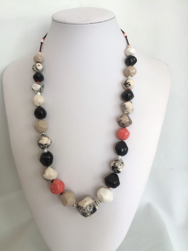 collana bianca nera rossa ceramica nome Milan Style busto frontale foto principale