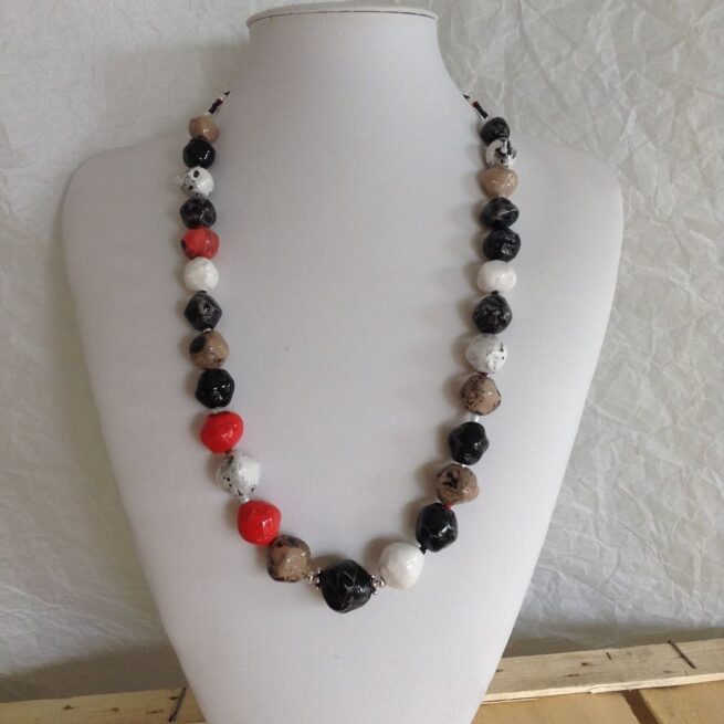 collana bianca nera rossa ceramica nome Milan Style busto frontale